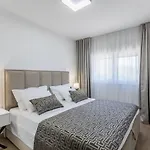 With Parking Space Kastel Luksic, - 20265 דירה