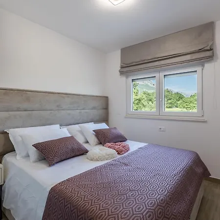 Apartamento With A Parking Space Kastel Luksic, - 20265 Kaštela