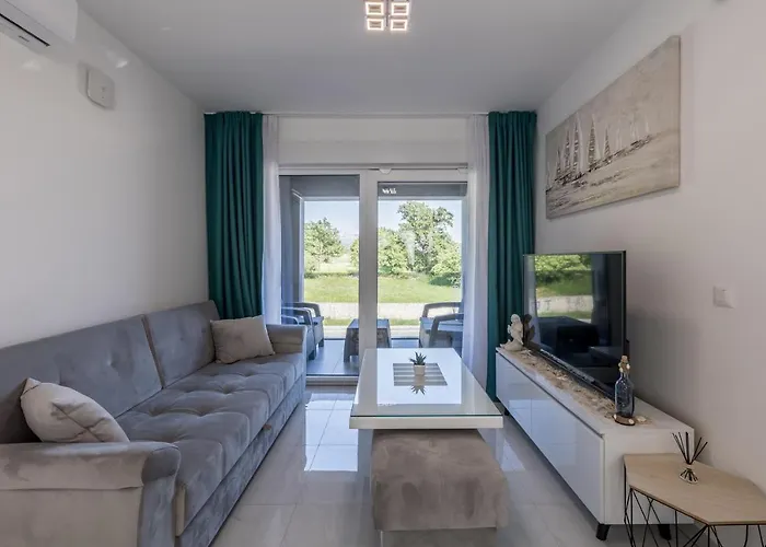 With Parking Space Kastel Luksic, - 20265 *