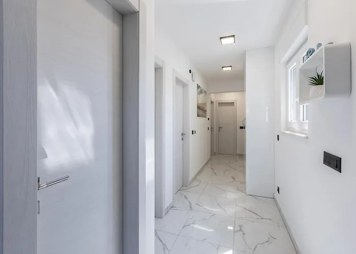 With Parking Space Kastel Luksic, - 20265 Appartamento